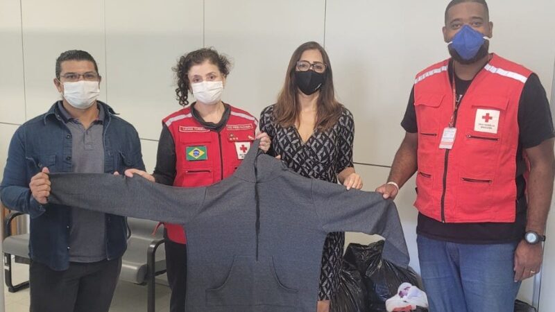 Grupo de Voluntários da AGE-MG doa 125 casacos à Cruz Vermelha