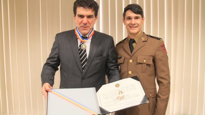 Procurador do Estado José Sad Júnior é agraciado com a Medalha Alferes Tiradentes, a mais alta comenda da PMMG