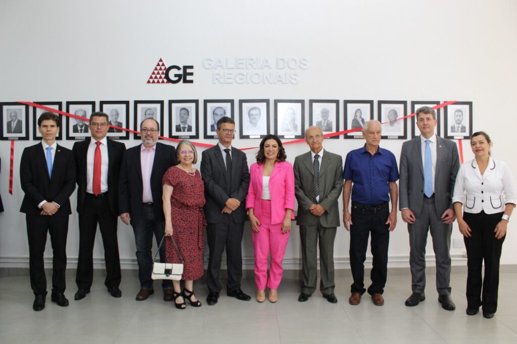 AGE-MG inaugura galeria dos ex-advogados regionais e ex-procuradores-gerais regionais em Divinópolis 16