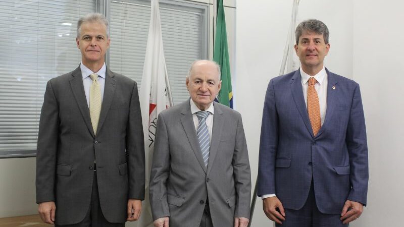 Sérgio Pessoa recebe visita de cortesia do professor e ex-controlador-geral do estado Plínio Salgado