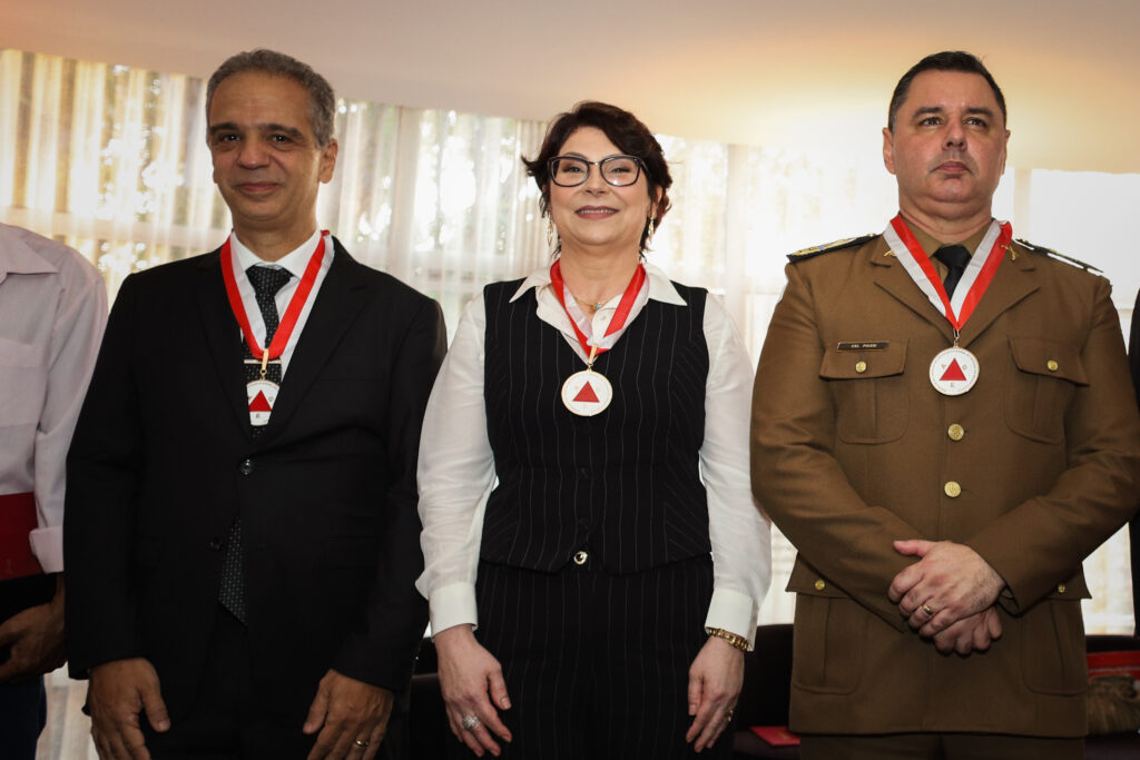 Confira as fotos da solenidade de entrega da Medalha do Mérito da AGE-MG 96