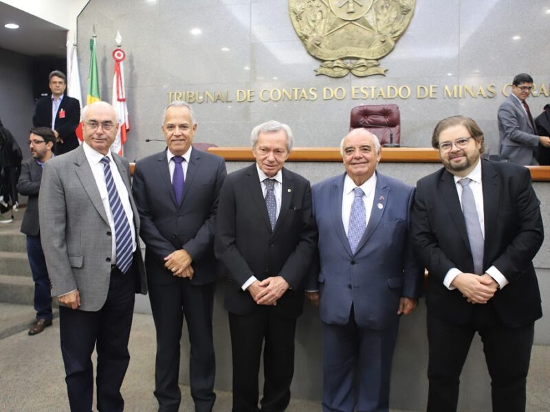 Governador e advogado-geral participam de homenagem ao conselheiro José Alves Viana, em razão de sua aposentadoria no TCE-MG