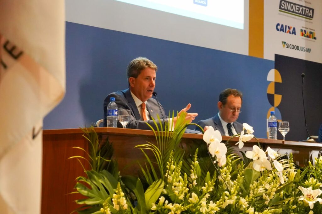 Advogado-geral do estado é homenageado com comenda da Amagis após palestrar no Congresso da Magistratura Mineira