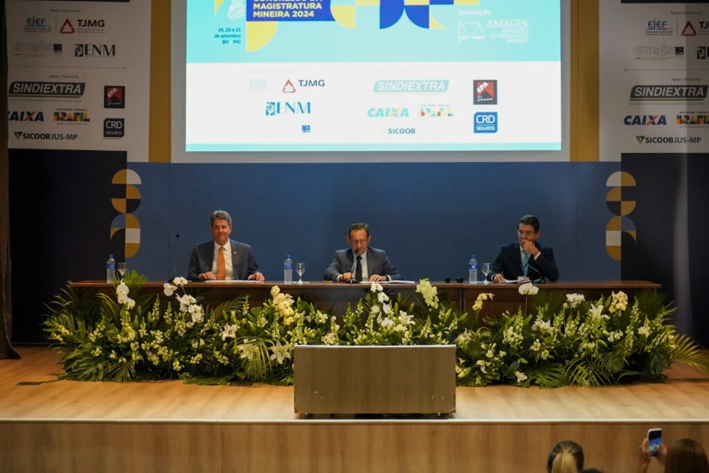 Advogado-geral do estado é homenageado com comenda da Amagis após palestrar no Congresso da Magistratura Mineira 1