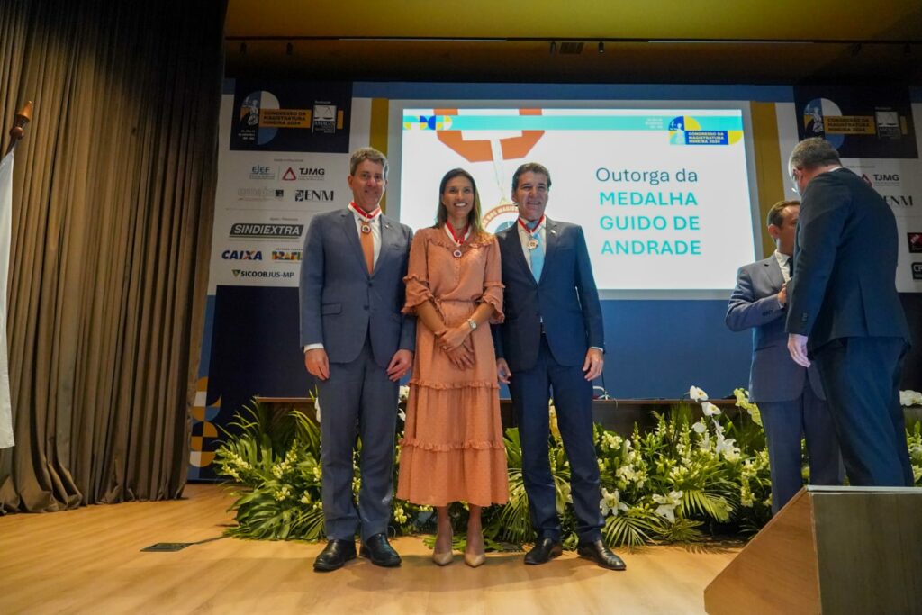 Advogado-geral do estado é homenageado com comenda da Amagis logo após palestrar no Congresso da Magistratura Mineira