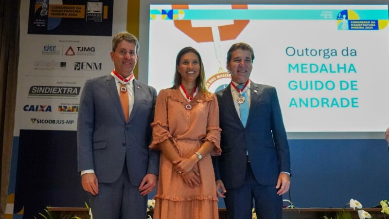 Advogado-geral do estado é homenageado com comenda da Amagis após palestrar no Congresso da Magistratura Mineira 2